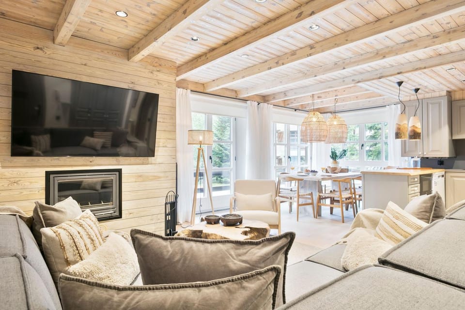 Communal lounge/ TV room, TV and multimedia, Living room, Seating area, Dining area