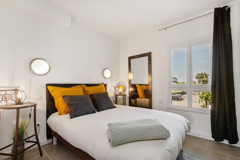 Photo of the whole room, Bedroom