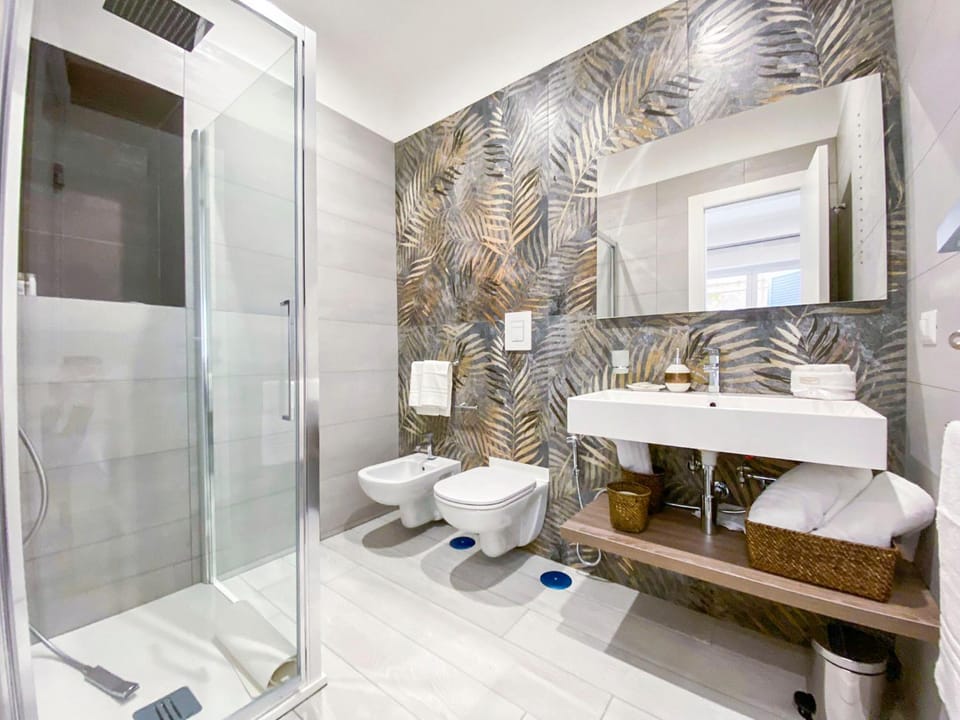 Shower, Toilet, Bathroom, bidet, towels