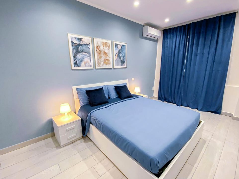Bed, Photo of the whole room, Bedroom, hair dryier, internet, towels, air conditioner