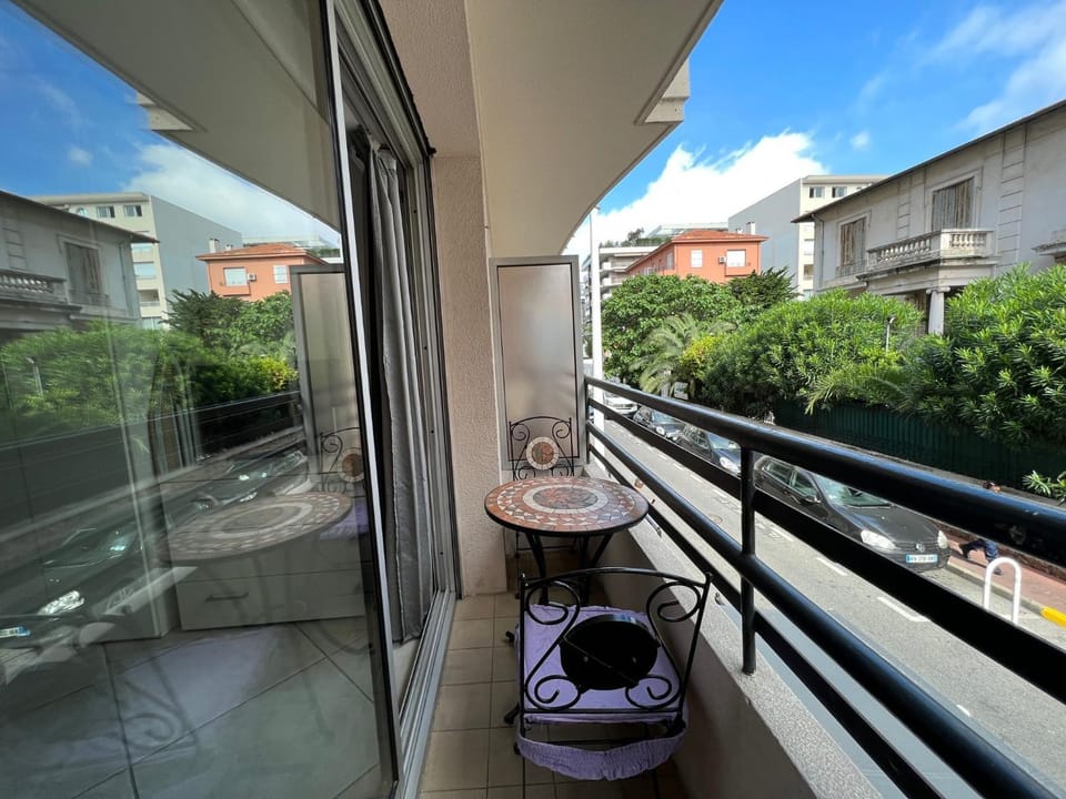 Property building, Balcony/Terrace, Street view
