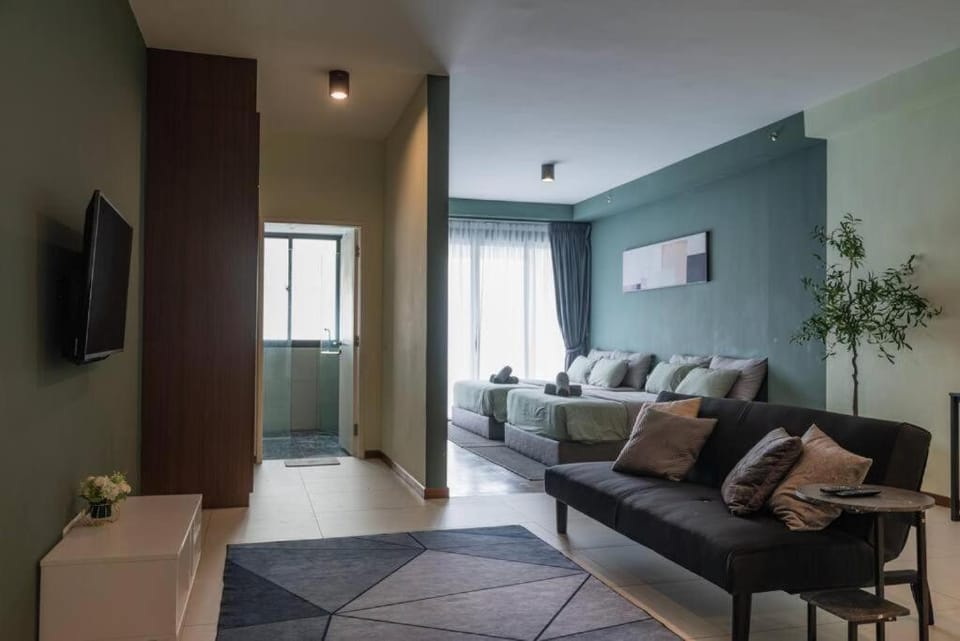 Deluxe Seaview Suite Twin Bed by The Only Bnb Apartment in Tanjung Bungah