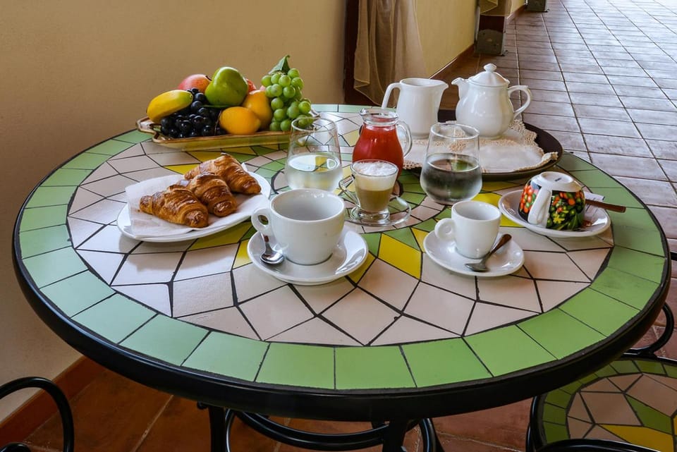 Lounge or bar, Breakfast