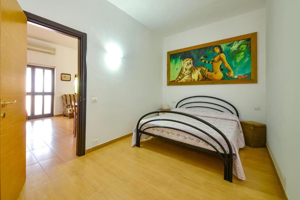 Photo of the whole room, Decorative detail