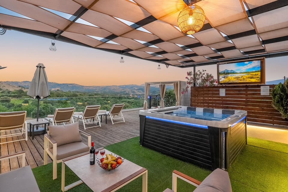 Natural landscape, Hot Tub, Balcony/Terrace, Seating area, Mountain view