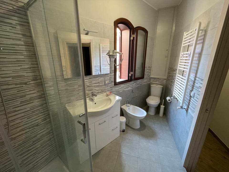 Shower, Toilet, Bathroom, bidet, towels