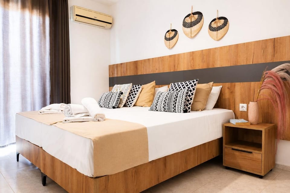 Bed, Photo of the whole room, Bedroom, towels, air conditioner