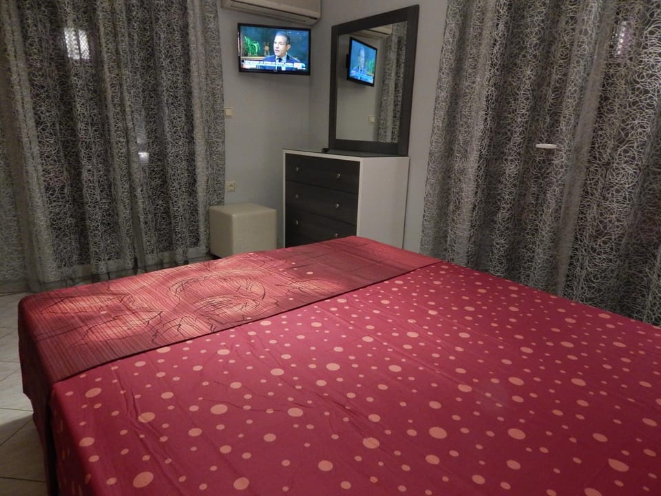 Bed, TV and multimedia, Photo of the whole room, Bedroom