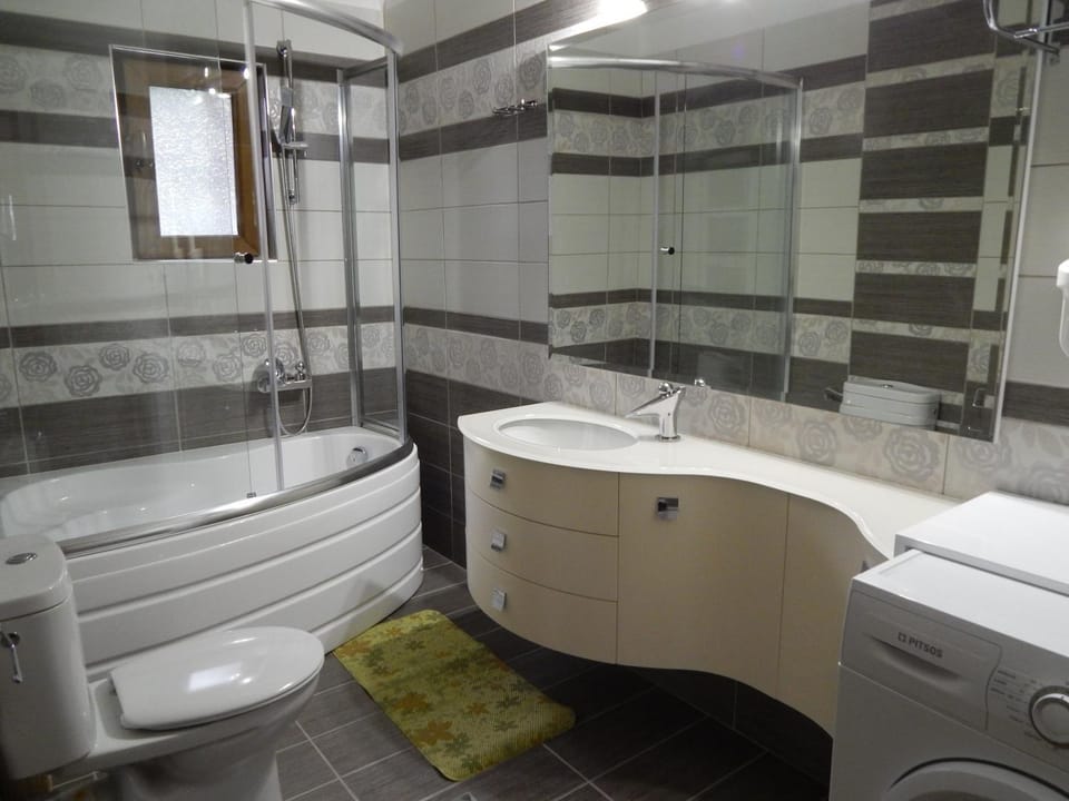 Hot Tub, Bathroom