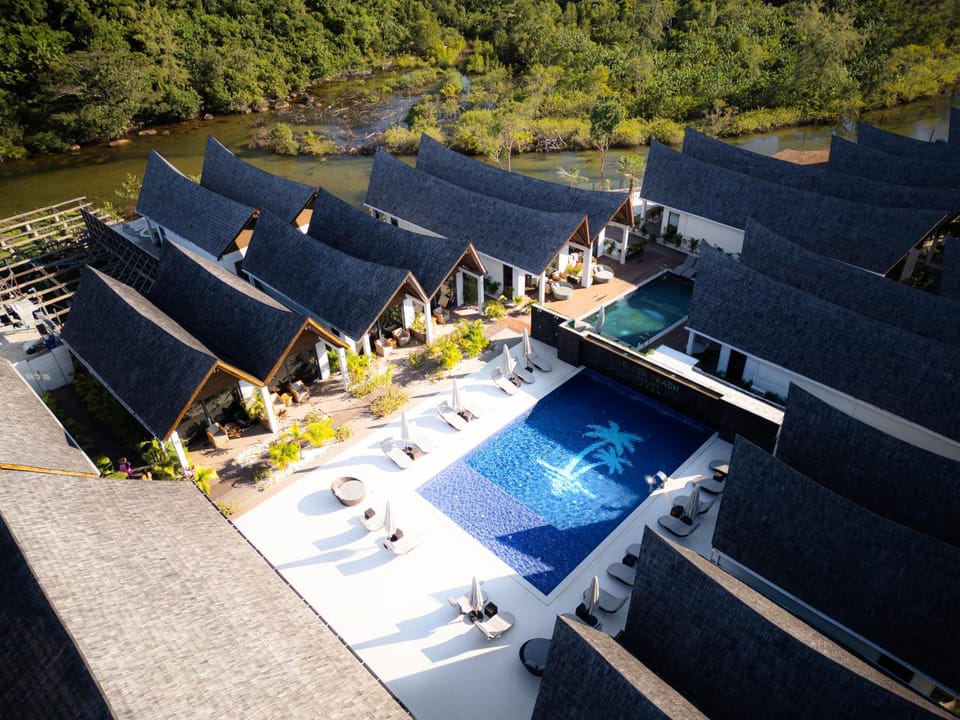 Property building, Bird's eye view, Pool view, Swimming pool, sunbed