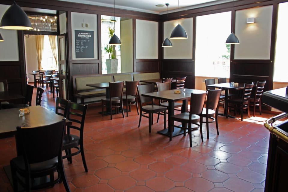 Restaurant/places to eat, Internal: Not applicable to any particular room