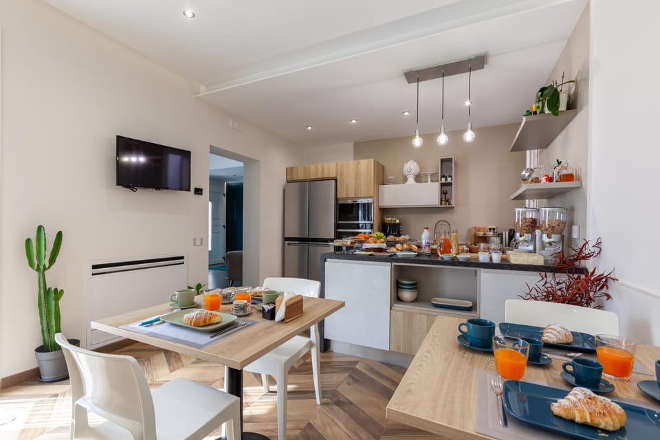 Food and drinks, Floor plan, Breakfast, Continental breakfast, Italian breakfast, furniture, Internal: Not applicable to any particular room