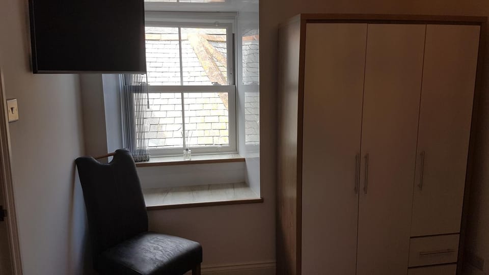 TV and multimedia, Seating area, Bedroom, wardrobe