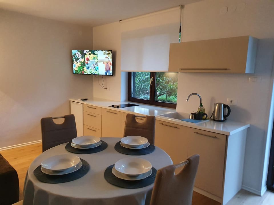 Kitchen or kitchenette, Dining area, Communal kitchen