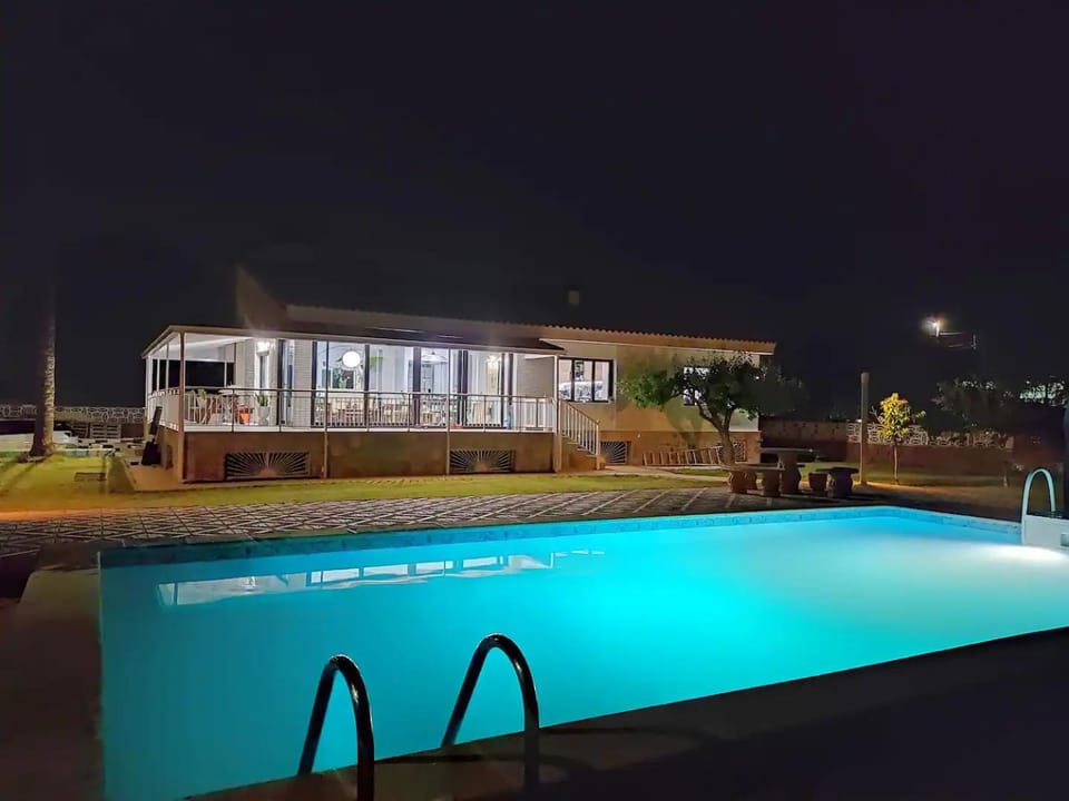 Photo of the whole room, Swimming pool