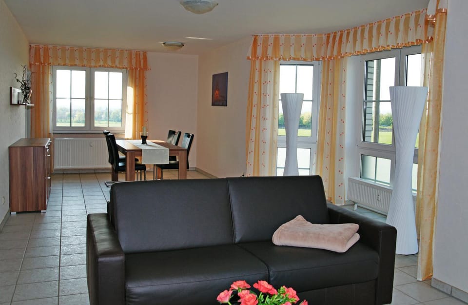 Day, Dining area