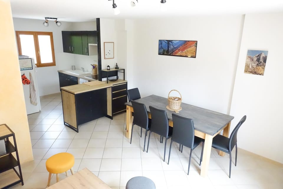 Kitchen or kitchenette, Dining area