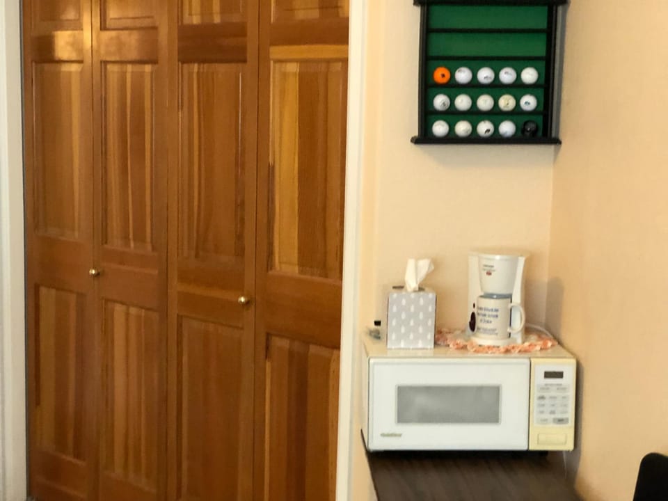 Coffee/tea facilities, wardrobe