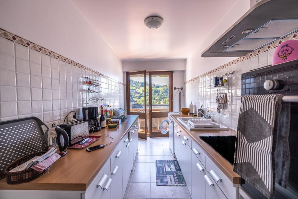 Property building, Kitchen or kitchenette, Living room