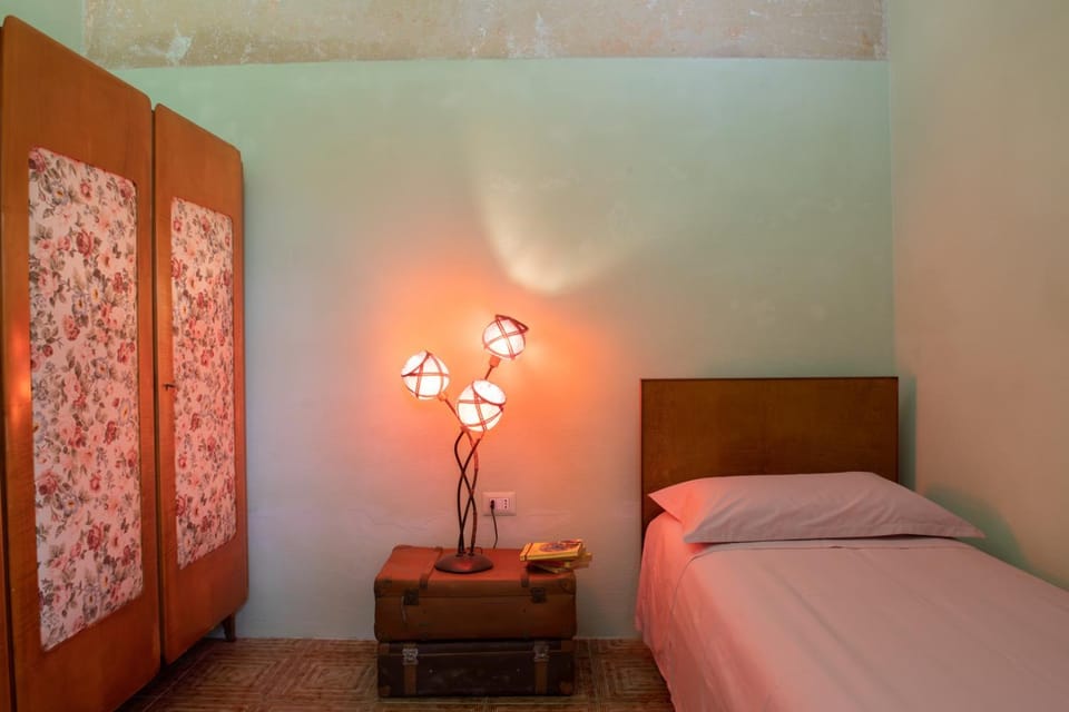 Bed, Photo of the whole room, Bedroom, locker, wardrobe, acessibility