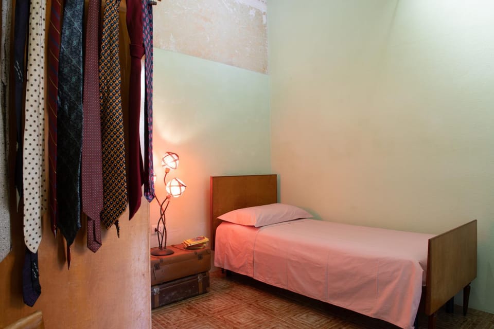 Bed, Photo of the whole room, Decorative detail, Bedroom, locker, acessibility
