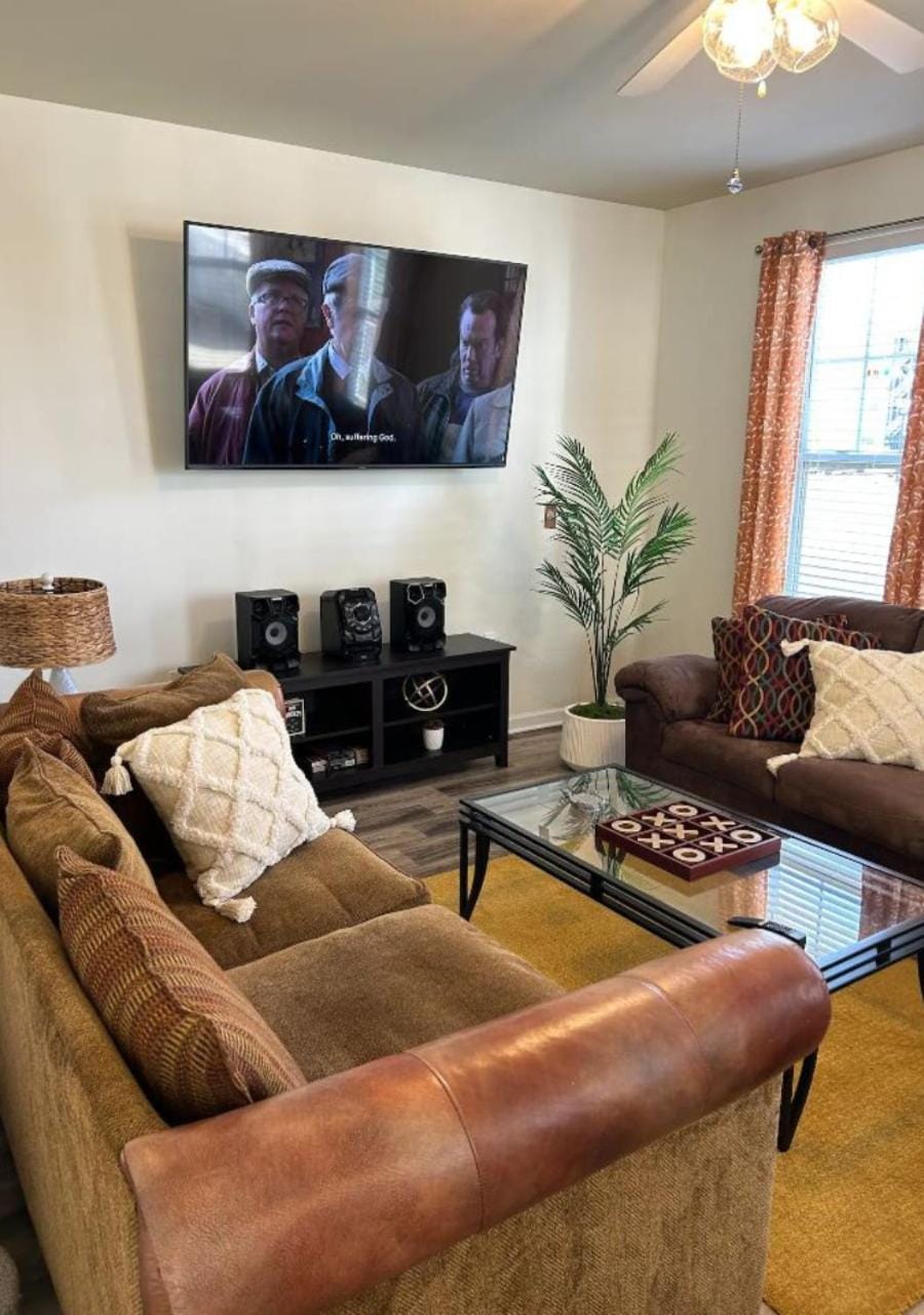 Communal lounge/ TV room, TV and multimedia, Living room, Seating area, Evening entertainment