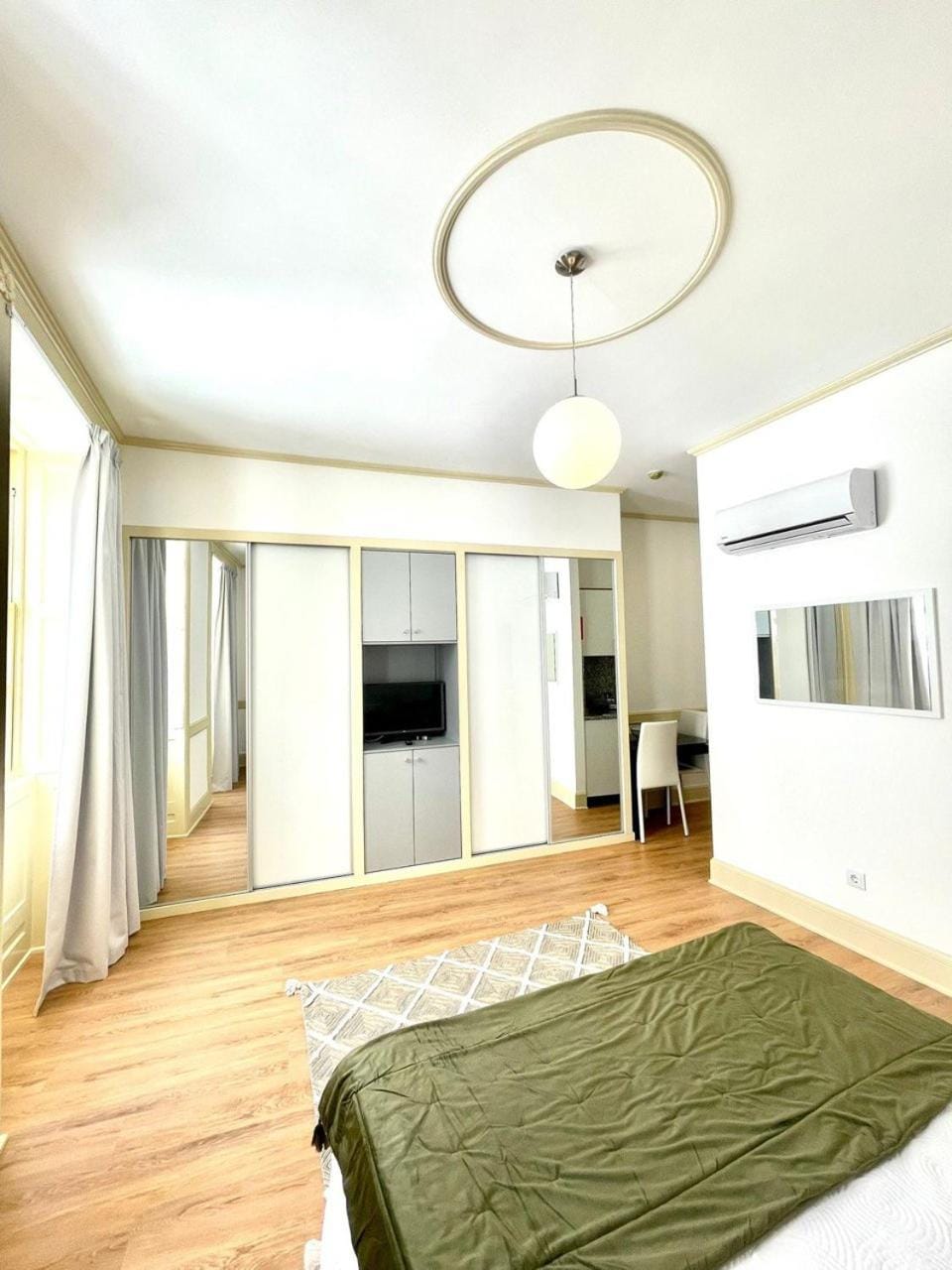 Photo of the whole room, Bedroom
