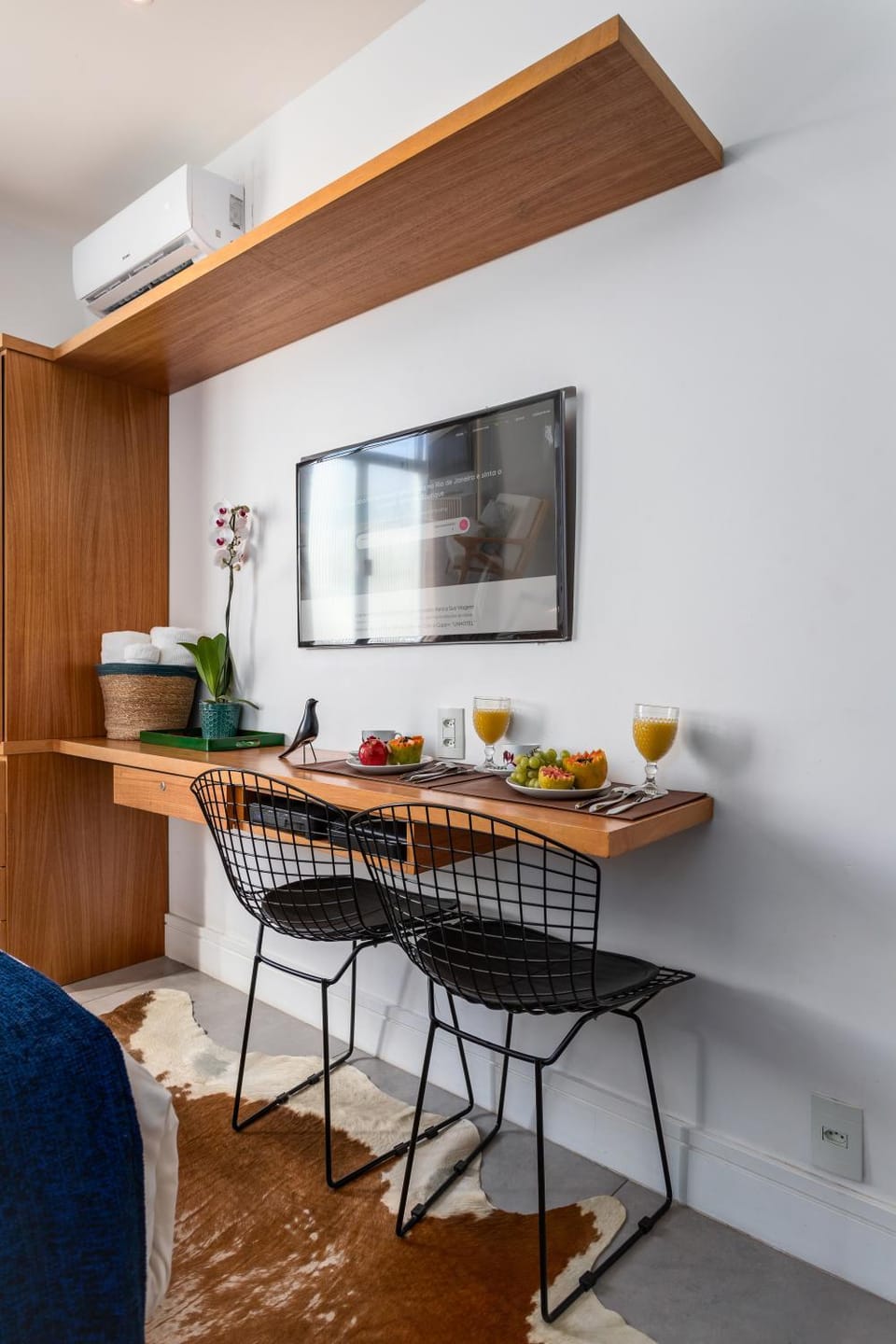 TV and multimedia, Seating area, Dining area