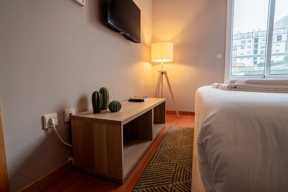 Bed, TV and multimedia, Bedroom