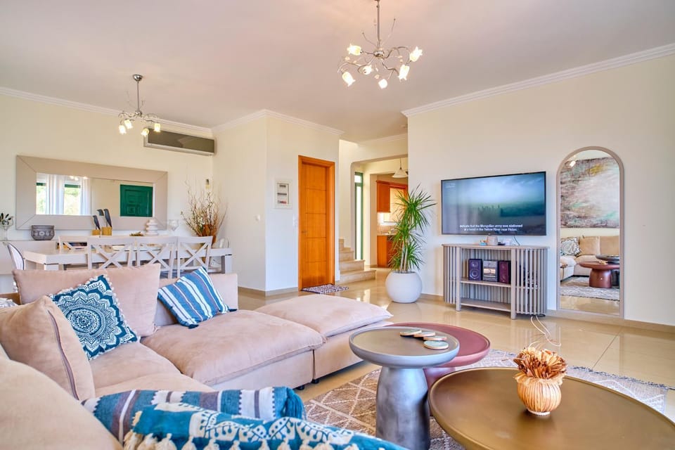 TV and multimedia, Living room, Photo of the whole room, Dining area