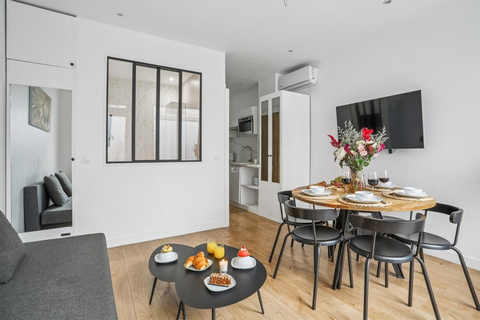 Lavie Maison Eiffel AC Hot Tub Apartment in Paris