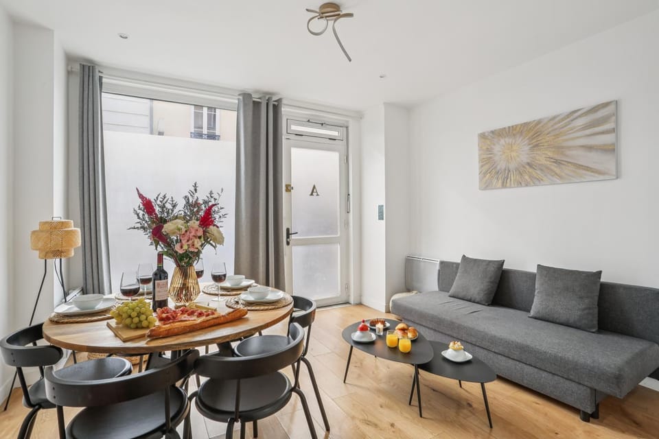 Lavie Maison Eiffel AC Hot Tub Apartment in Paris