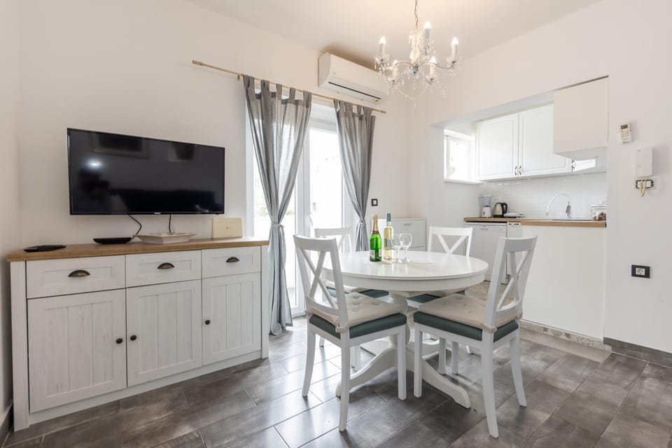 TV and multimedia, Kitchen or kitchenette, Dining area