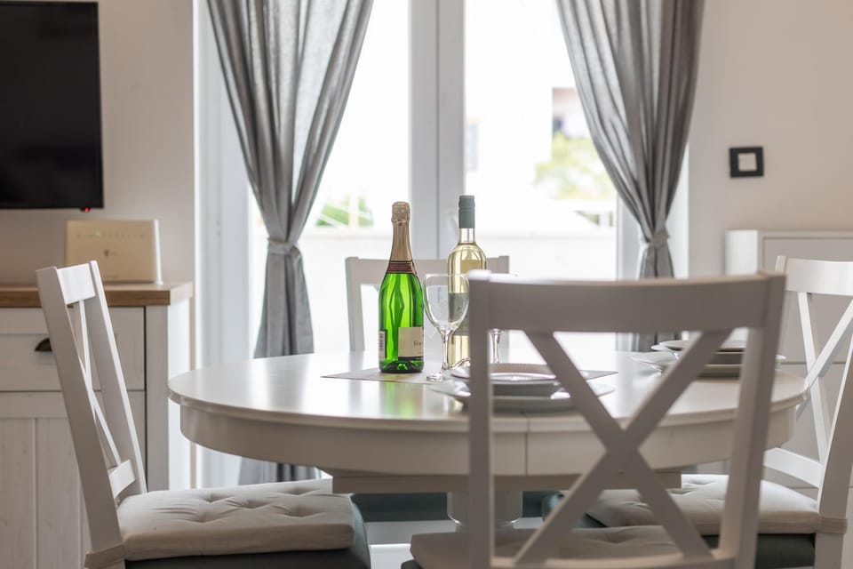 Living room, Food and drinks, Seating area, Dining area