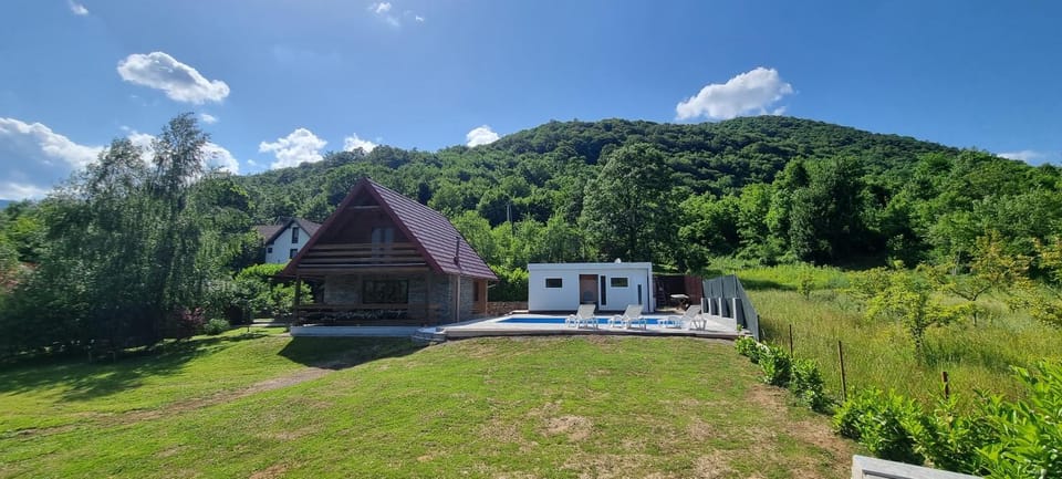Property building, Spring, Day, Natural landscape, Garden, Garden view, Mountain view