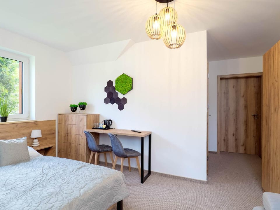Bed, Photo of the whole room, Seating area, Bedroom