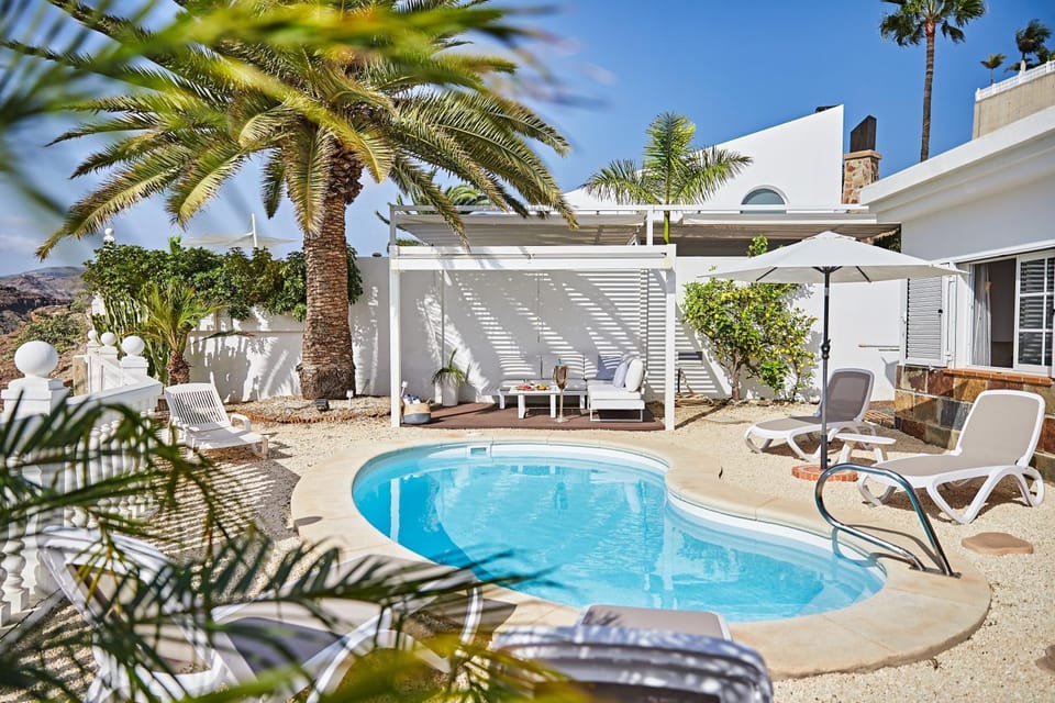 Property building, Day, Garden, Garden view, Pool view, Swimming pool, sunbed