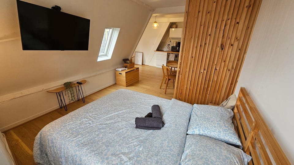 Bed, TV and multimedia, Bedroom