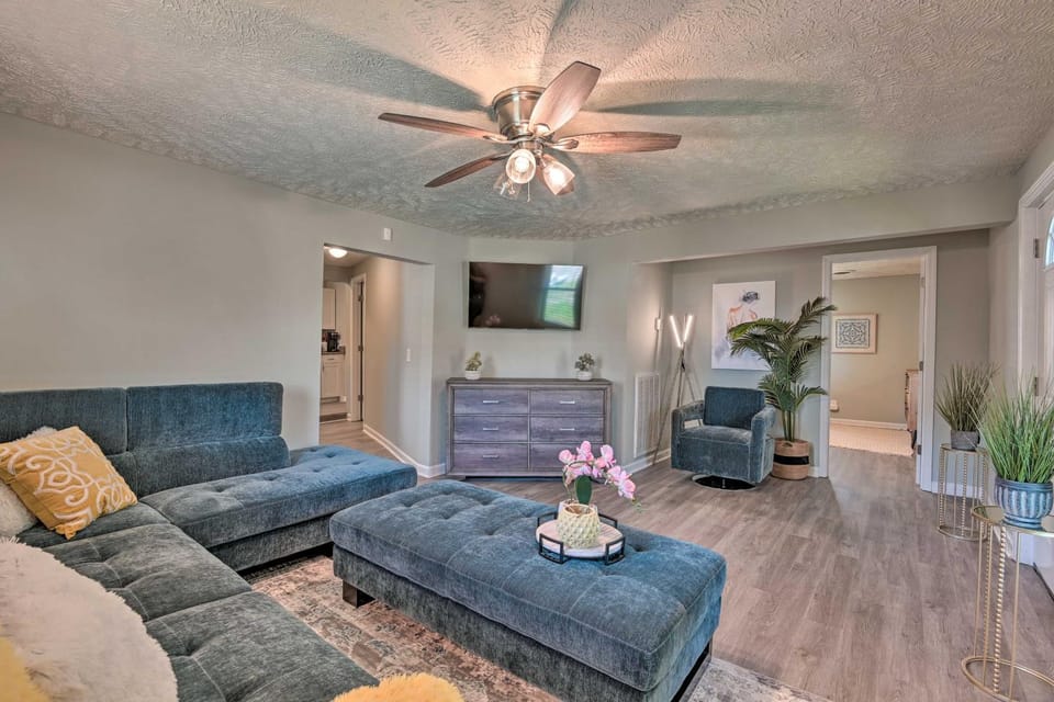 Quaint Downtown Murfreesboro Cottage w/ Lush Yard House in Murfreesboro