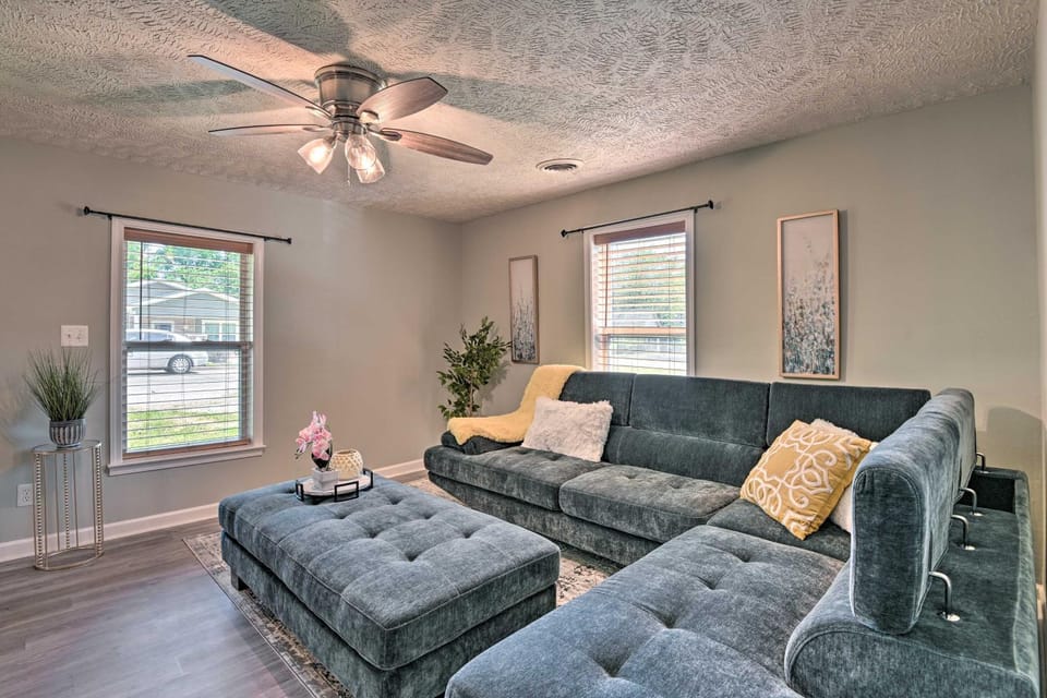 Quaint Downtown Murfreesboro Cottage w/ Lush Yard House in Murfreesboro