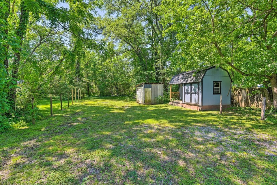 Quaint Downtown Murfreesboro Cottage w/ Lush Yard House in Murfreesboro