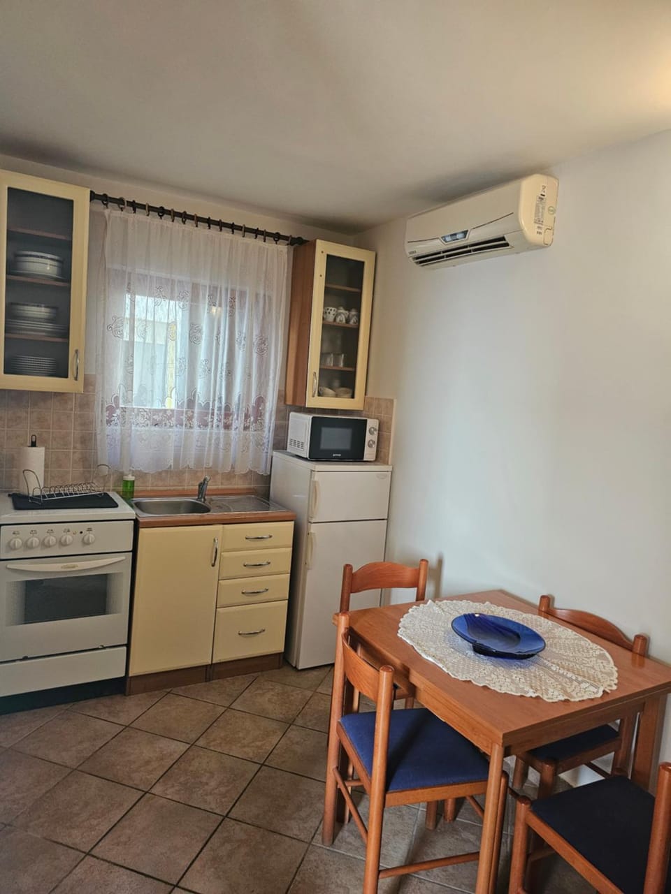 Kitchen or kitchenette, Dining area, oven, stove, air conditioner