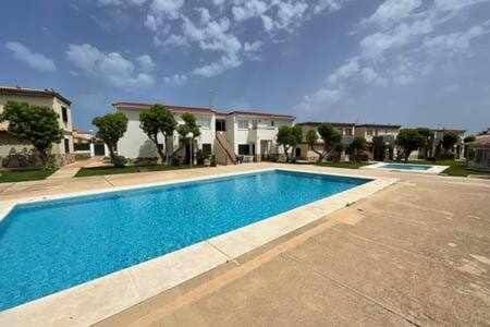 Bajo con jardín y piscina frente a Cala Forcat. Apartment in Los Delfines