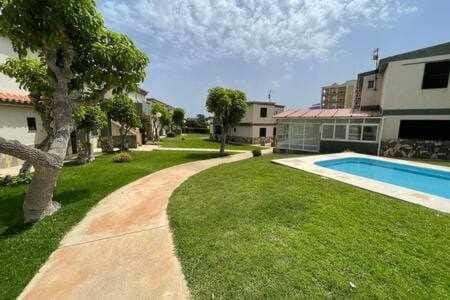 Bajo con jardín y piscina frente a Cala Forcat. Apartment in Los Delfines