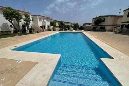 Bajo con jardín y piscina frente a Cala Forcat. Apartment in Los Delfines