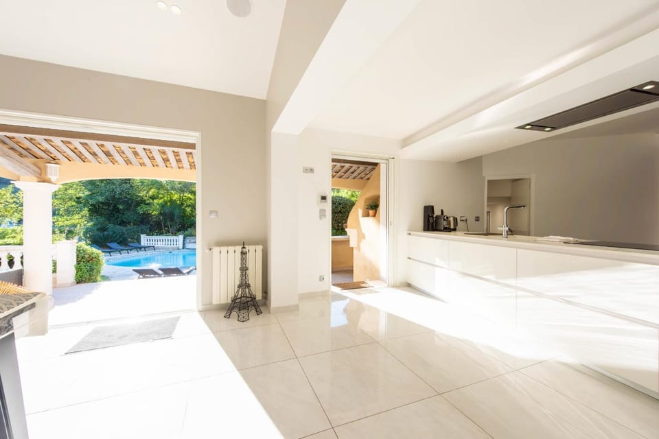 VILLA 330m2 heated pool and Jacuzzi Villa in Mougins