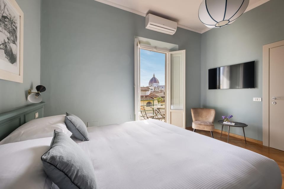TV and multimedia, View (from property/room), Balcony/Terrace, Decorative detail, Bedroom, City view, air conditioner