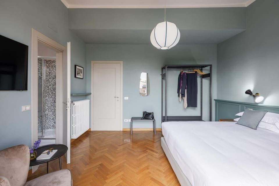 Photo of the whole room, Bedroom