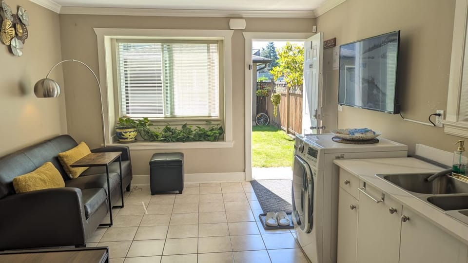 TV and multimedia, Kitchen or kitchenette, Living room, Seating area, washing machine, dryer