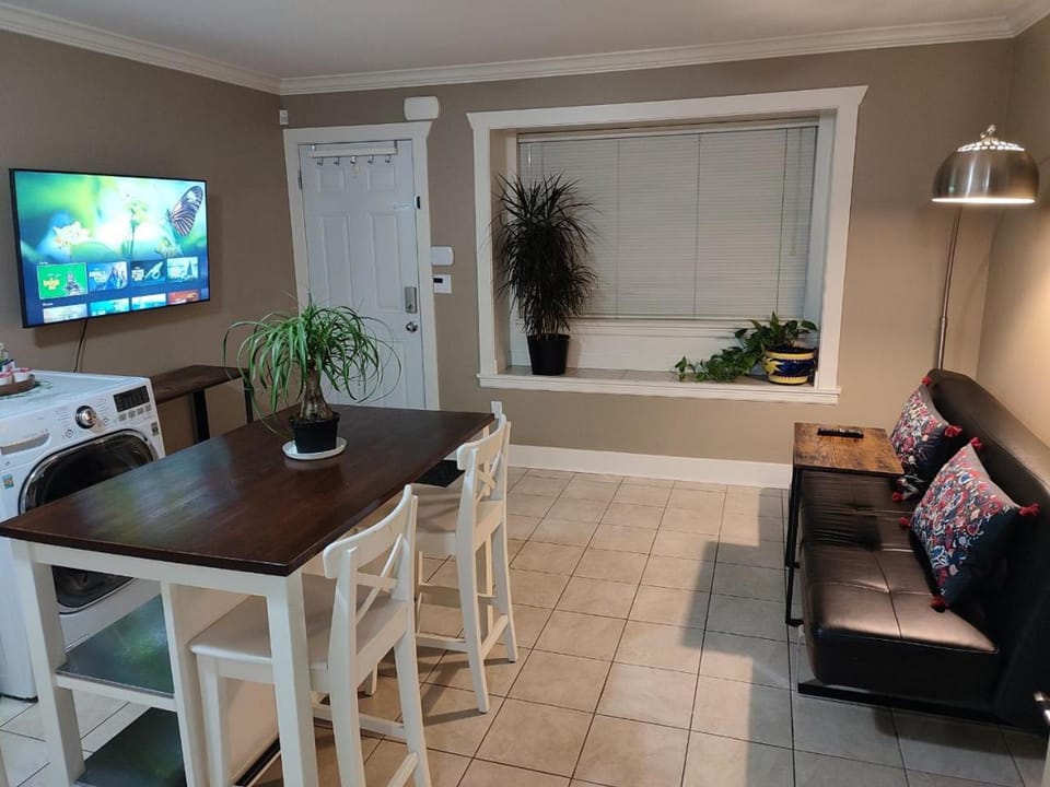Living room, Seating area, Dining area, washing machine